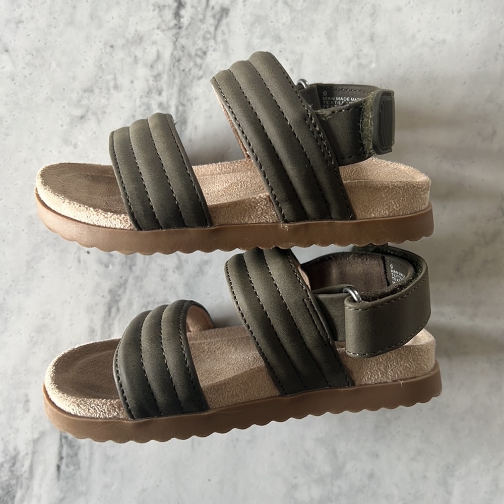 Like new toddler sandals - Picture 2 of 4